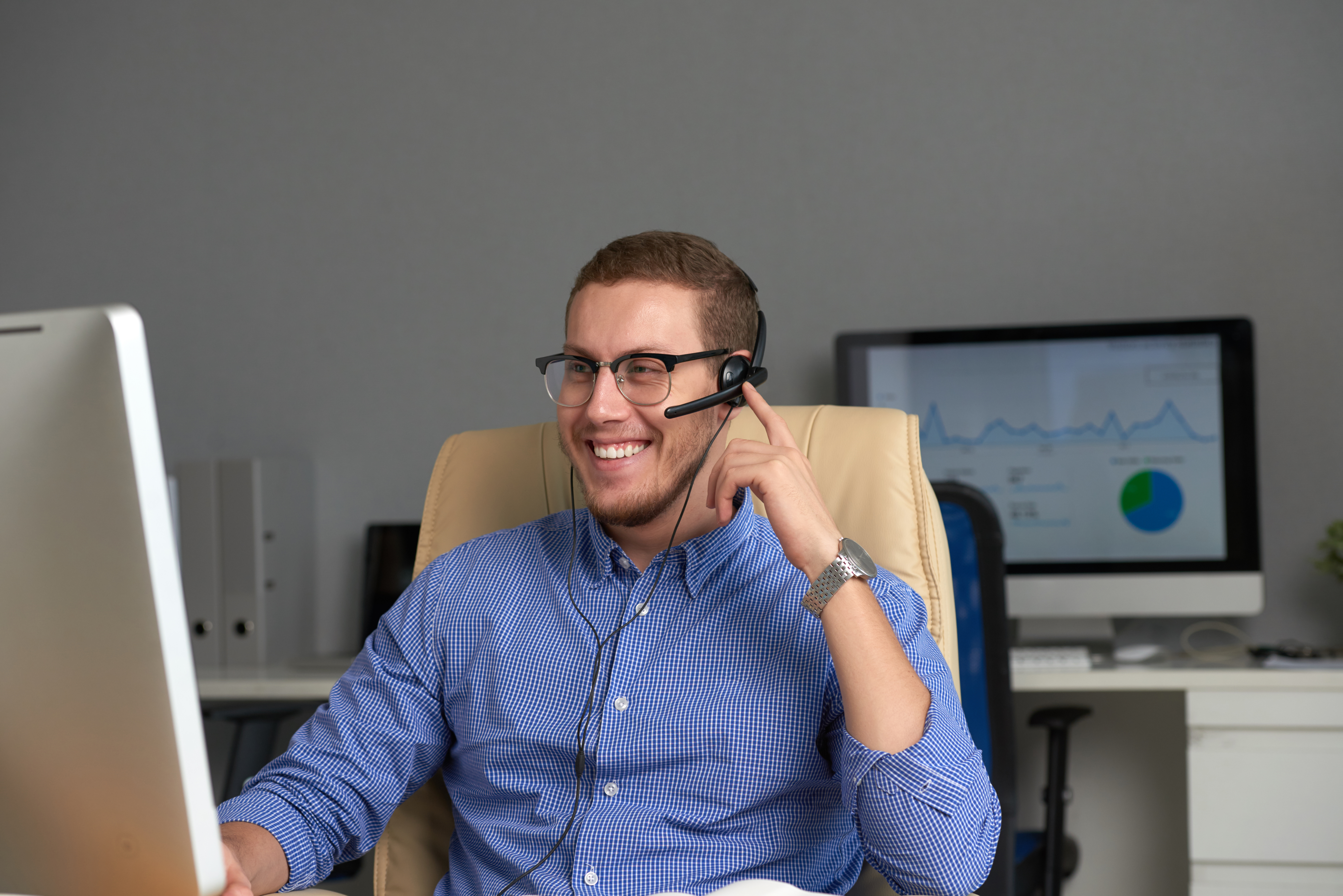 Professionele autoverkoop expert aan de telefoon